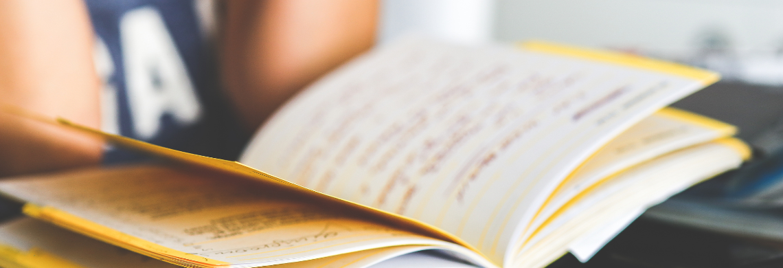 Man sieht ein aufgeschlagenes Buch.